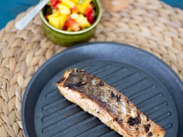 Salmón a la plancha con salsa de aguacate y mango
