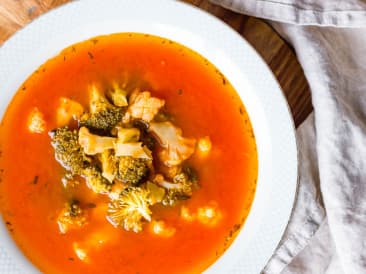 Sopa de coliflor y brócoli con pollo