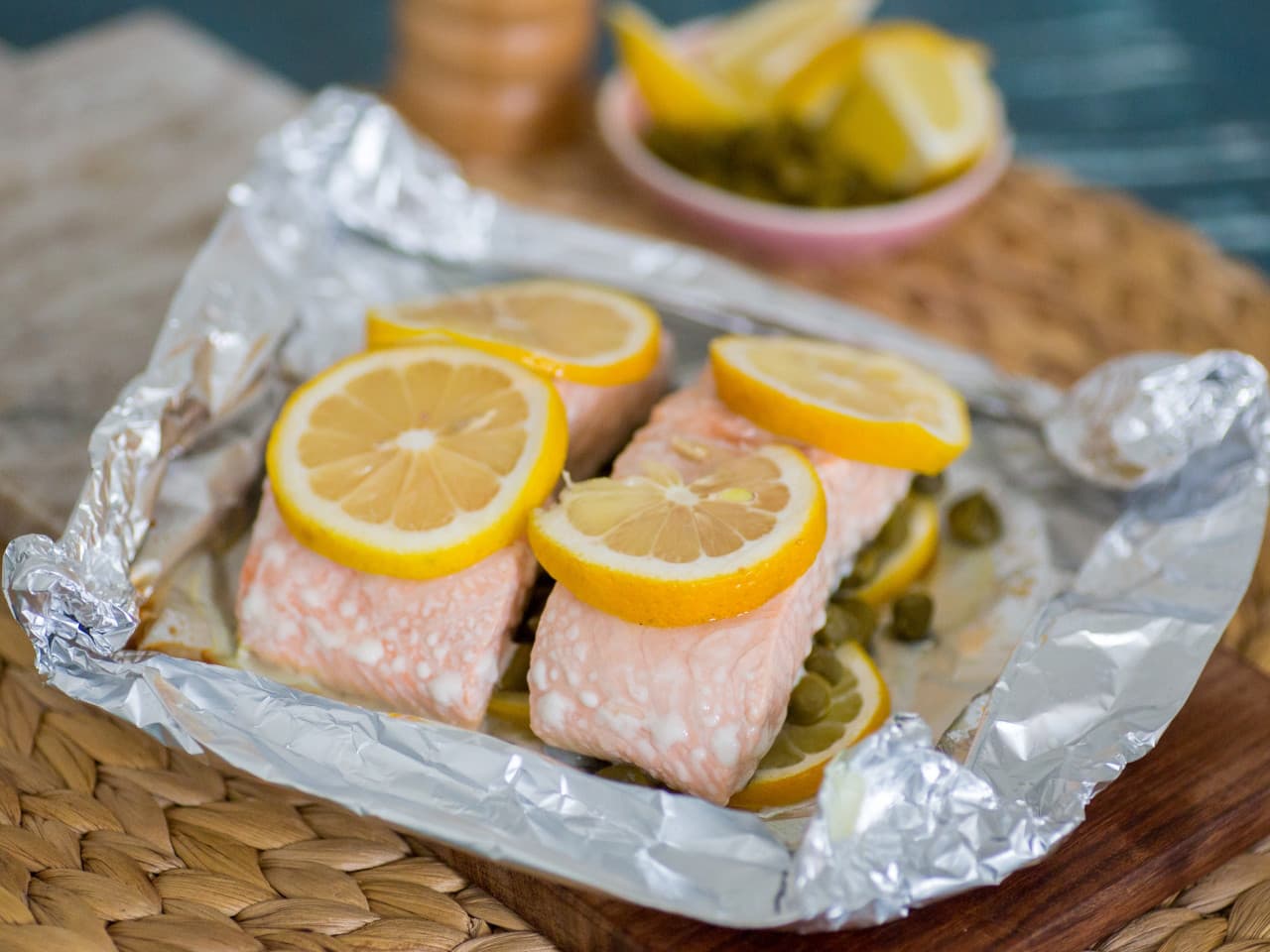 Salmón con alcaparras y limón.