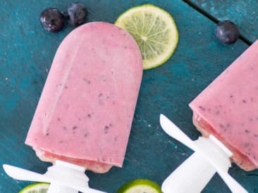 Waldbeeren-Limetten-Eis am Stiel