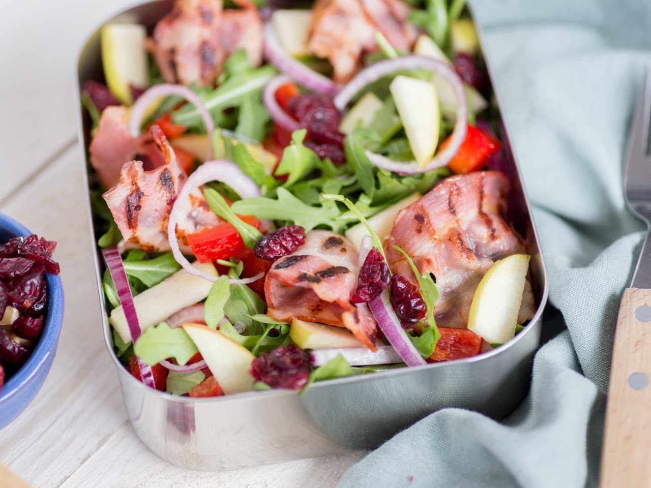 Ensalada de arándanos con tocino y manzana
