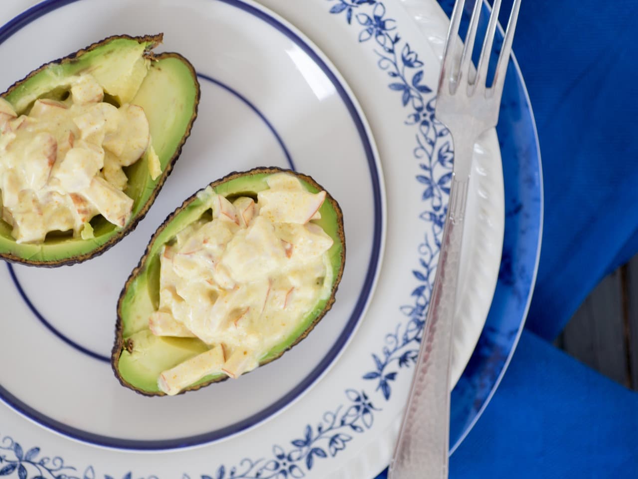 Avocado met gerookte kipsalade