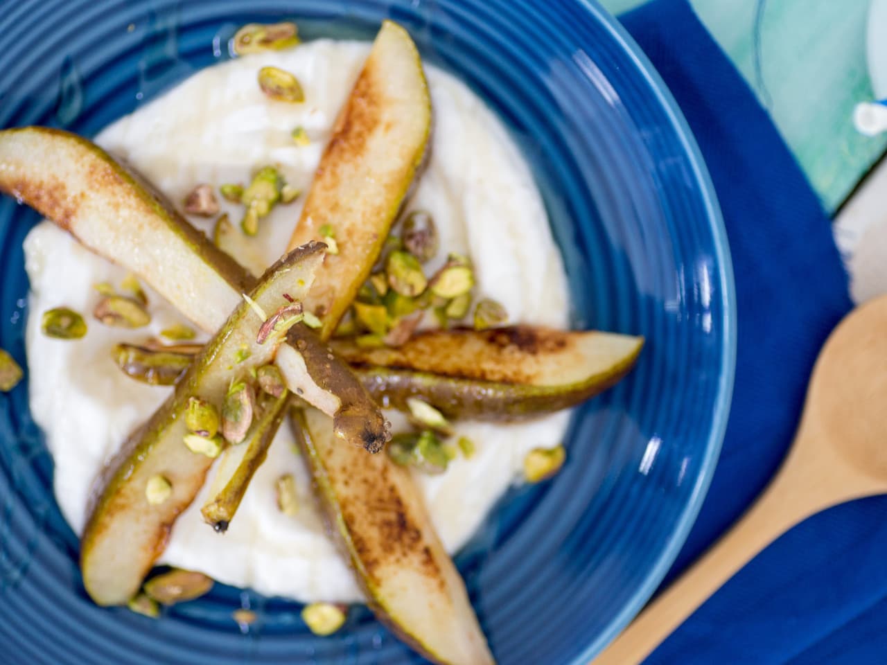 Kokosyoghurt met gegrilde peer en pistache