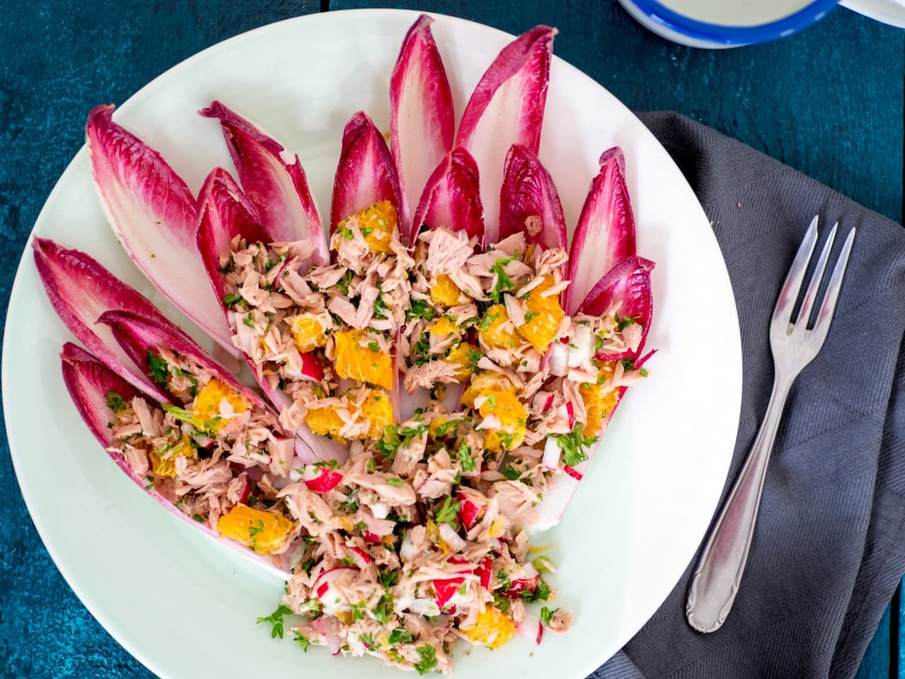 Ensalada de atún en achicoria roja