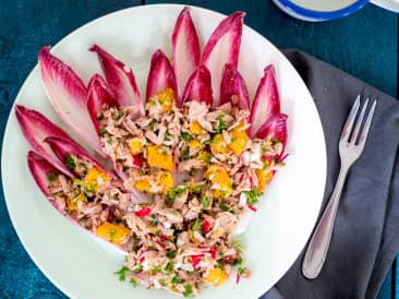 Ensalada de atún en achicoria roja