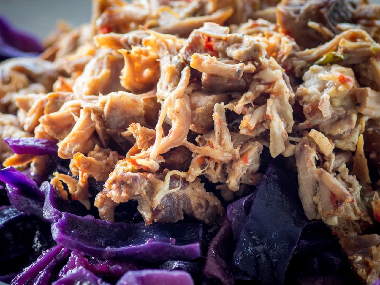 Würziges ausgelöstes Schweinefleisch mit Rotkohl.