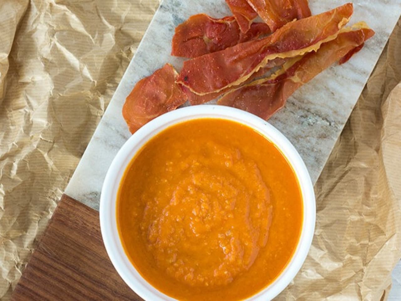 Creamy tomato soup with crispy ham