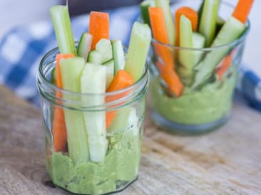 Salsa de aguacate con palitos de vegetales