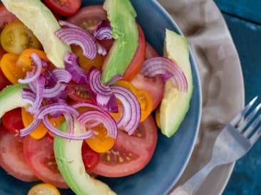 Salade van tomaten en avocado