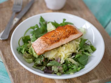 Ensalada de hinojo marinado y salmón