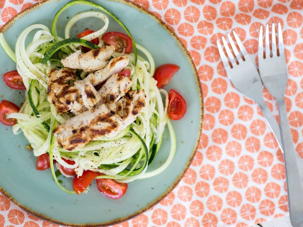 Salade de courgettes au poulet au citron