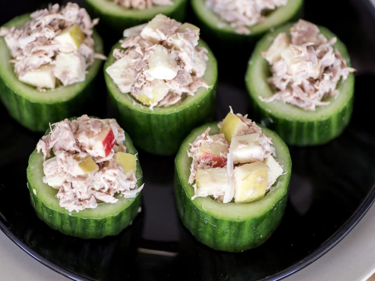 Bocadillos de pepino con ensalada de atún