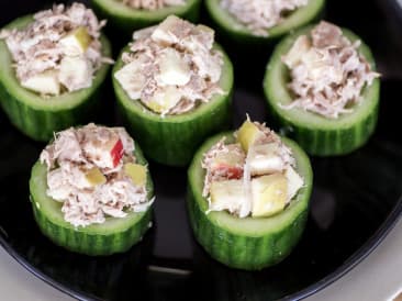 Bocadillos de pepino con ensalada de atún