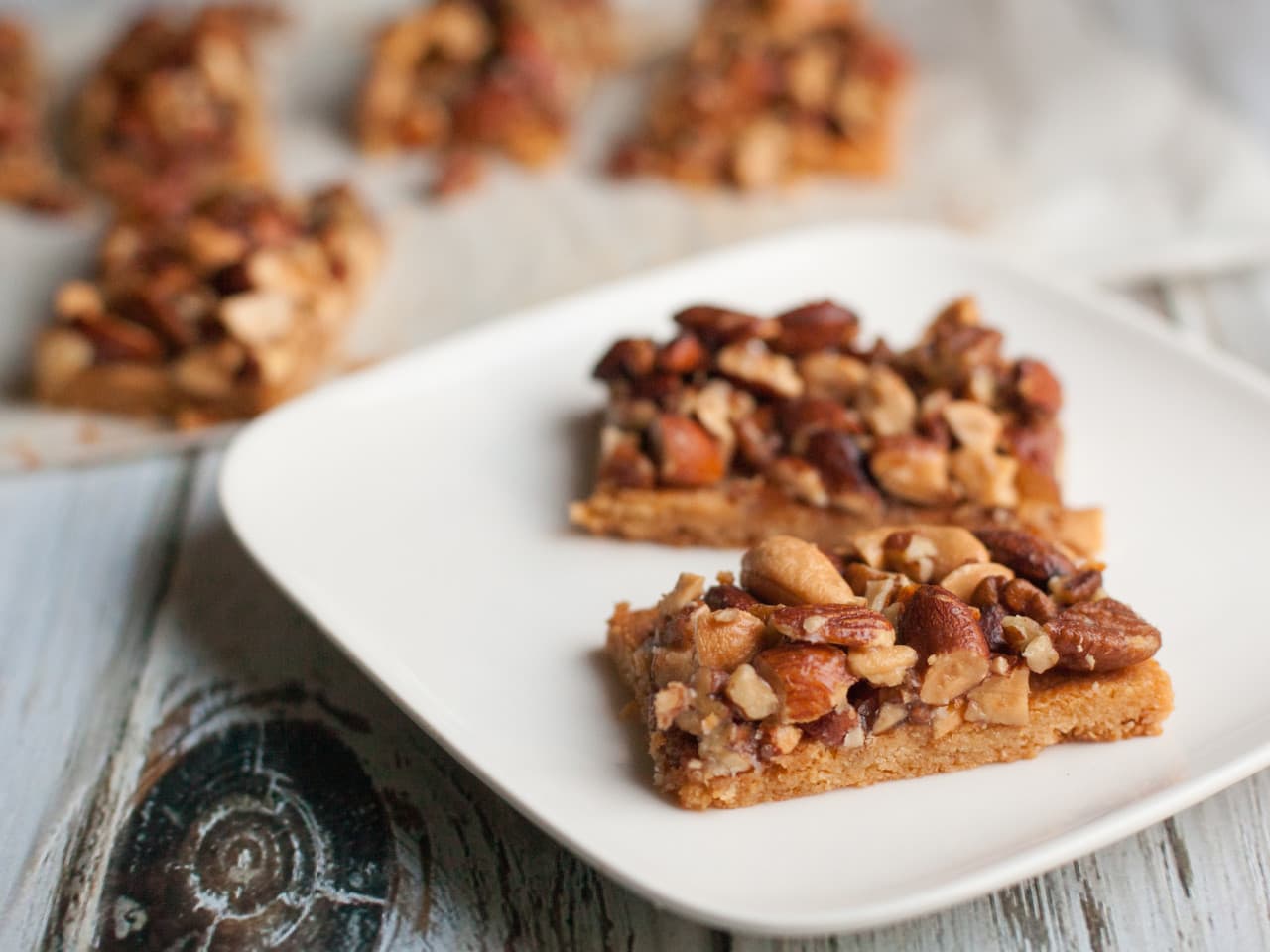 Paleo nut bars with honey