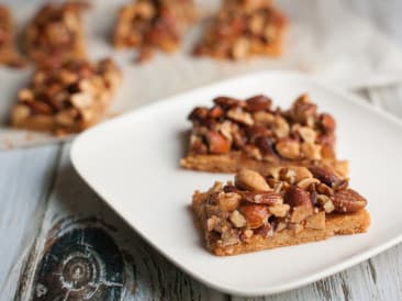 Paleo nut bars with honey