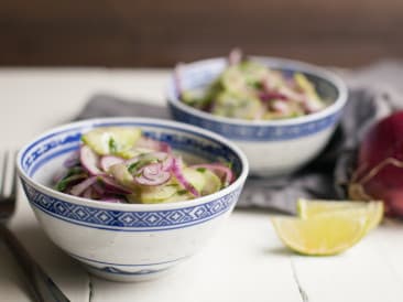 Komkommersalade met limoen en koriander
