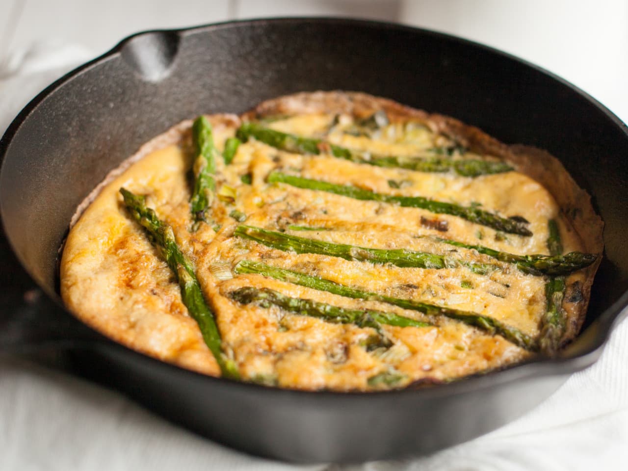 Fritatta à l'oignon de printemps et aux asperges