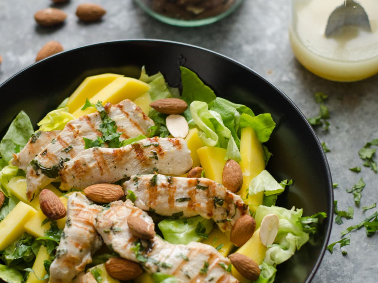 Ensalada de pollo a la parrilla con mango — Guac