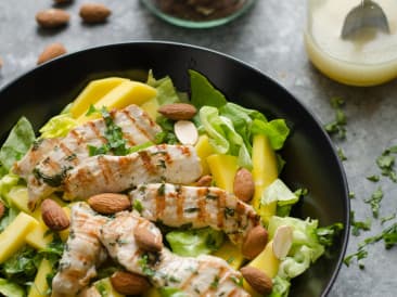 Grilled chicken salad with mango