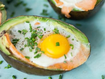 Avocado mit geräuchertem Lachs und Ei