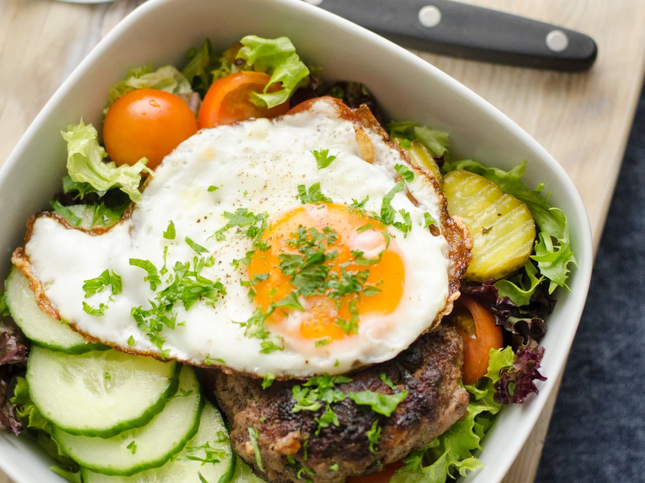Paleo hamburger salade