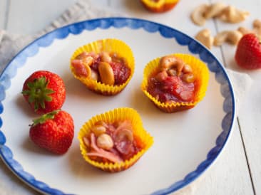 Kokosnussbecher mit Nüssen und Früchten