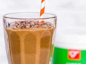 Smoothie au chocolat avec des éclats de cacao (verts)