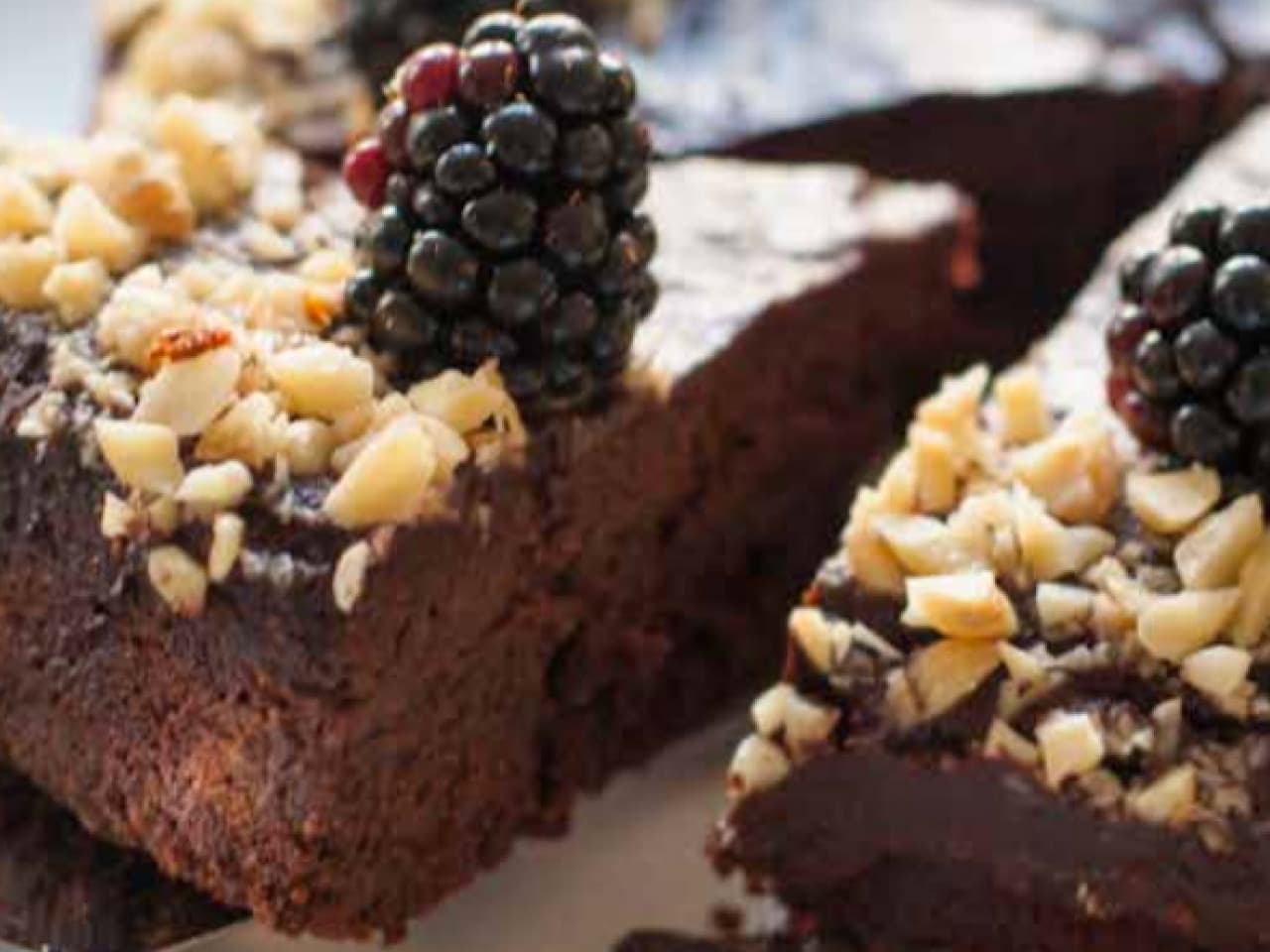 Pastel de chocolate con avellanas con ganache y moras