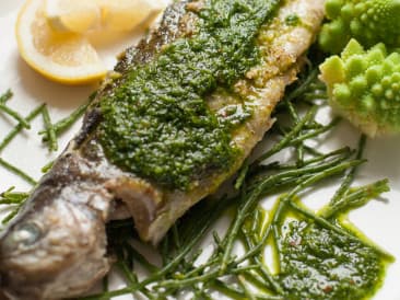 Forel met groene kruidendressing