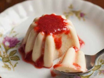 Vanilla pudding with strawberry sauce