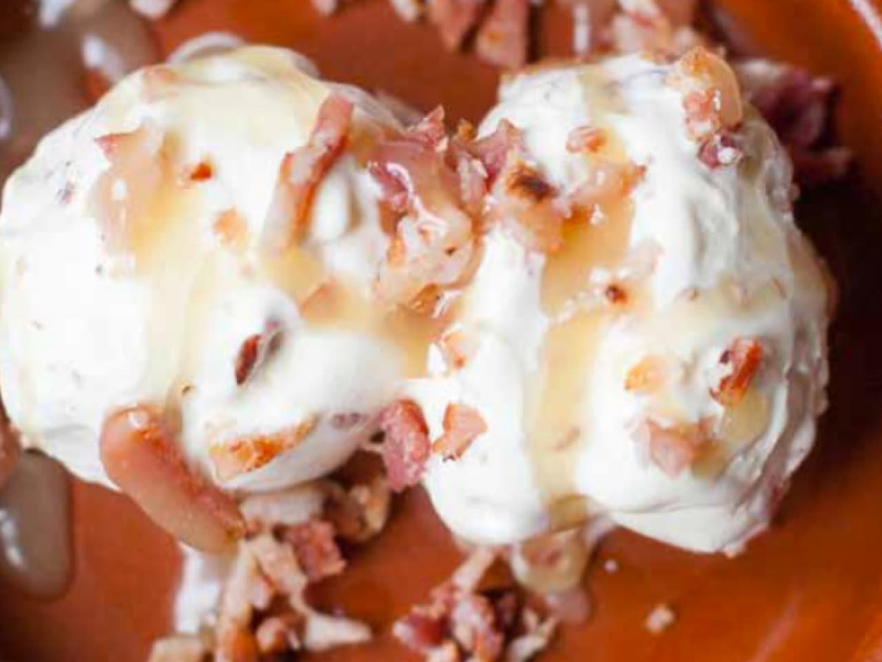 Helado de tocino con caramelo