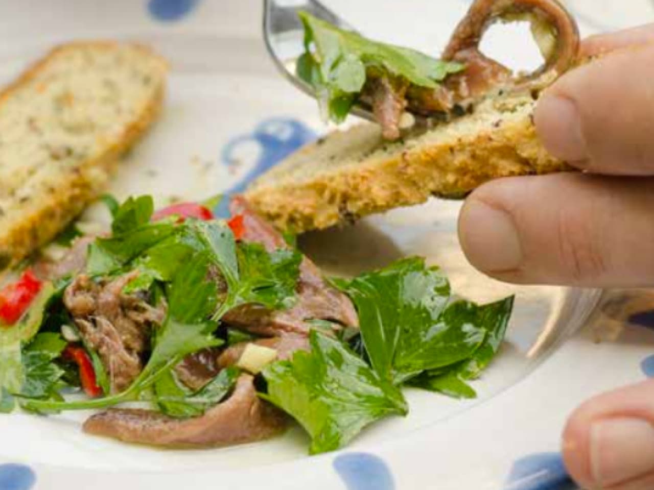 Ansjovis met peterselie en pompoenpitbrood