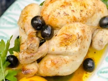 Pollo con aceitunas y limón.