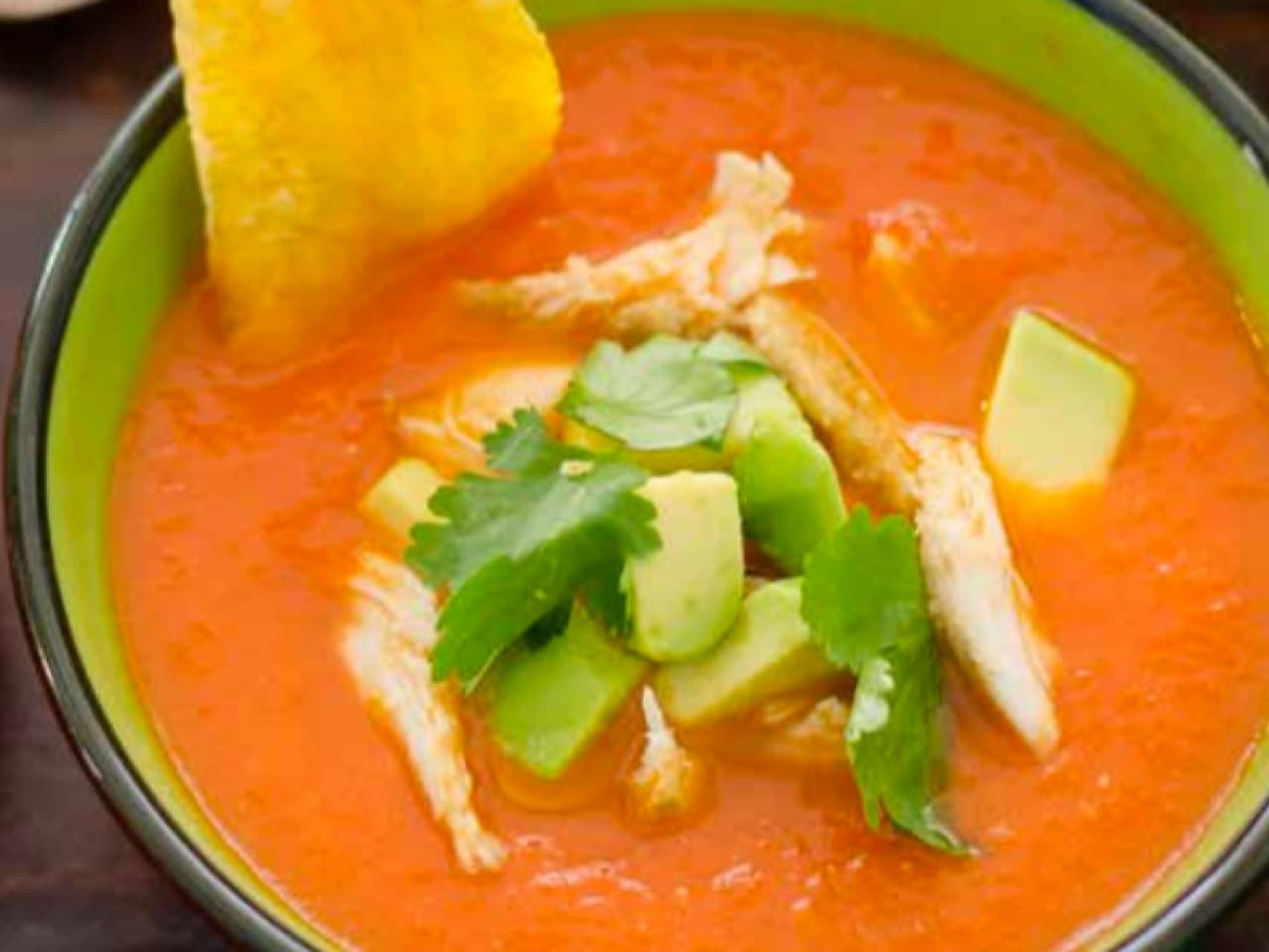 Sopa de pollo con tortilla