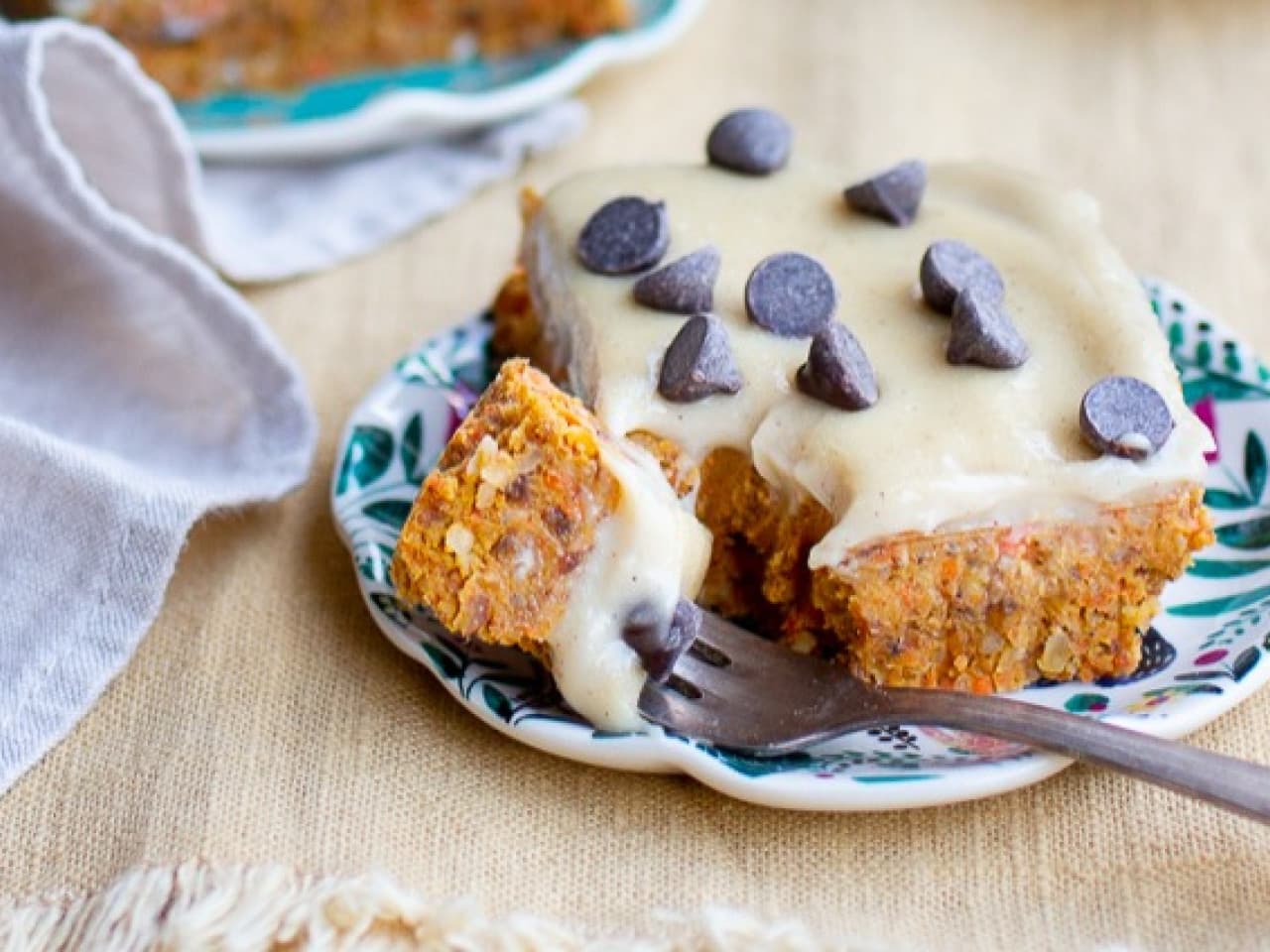 Pastel de zanahoria cruda con glaseado de vainilla