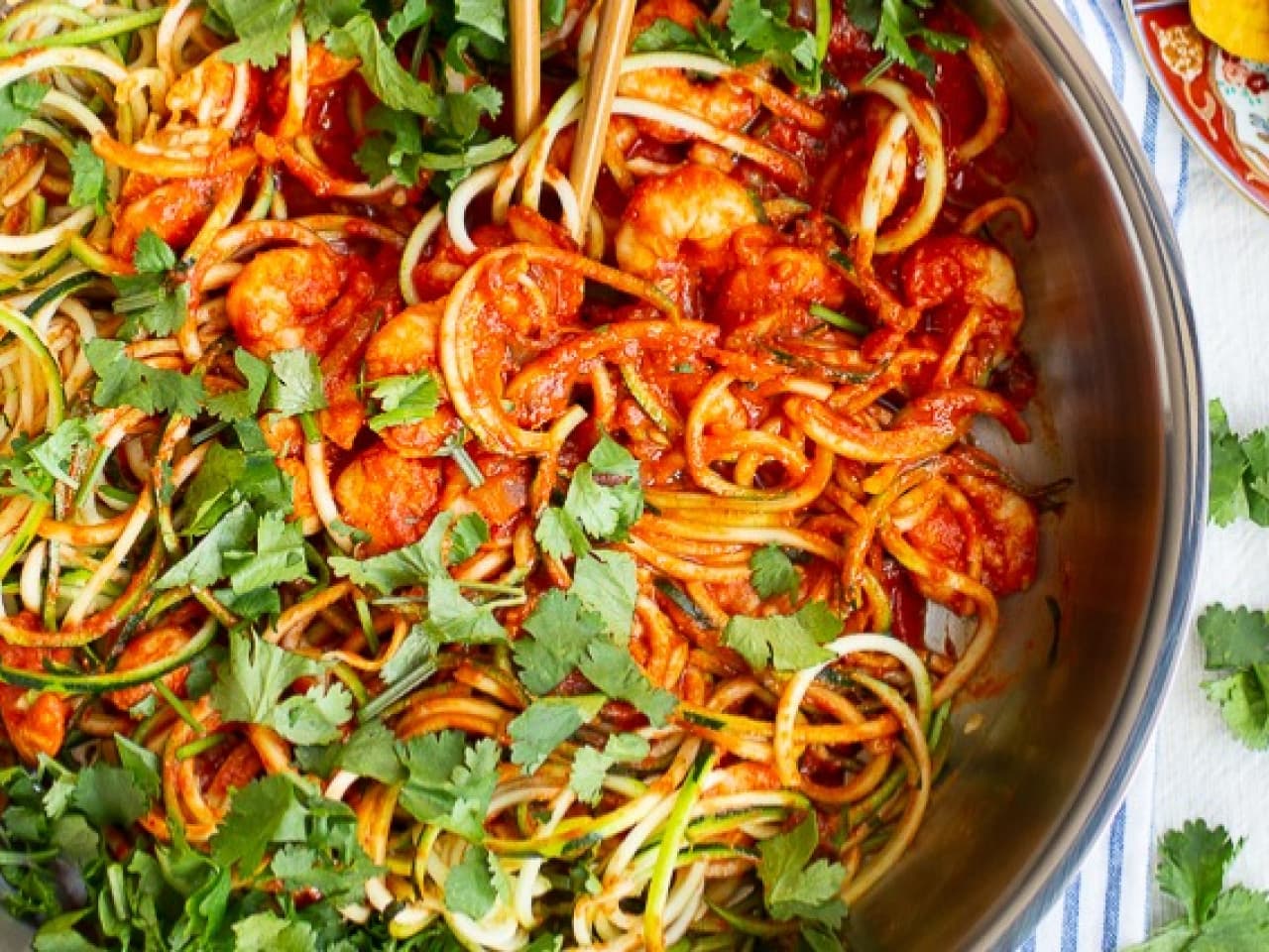 Spicy garnalencurry met courgetti