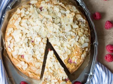 Pan de almendras con frambuesas