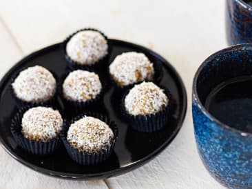 Bolas de dátiles con cúrcuma y coco