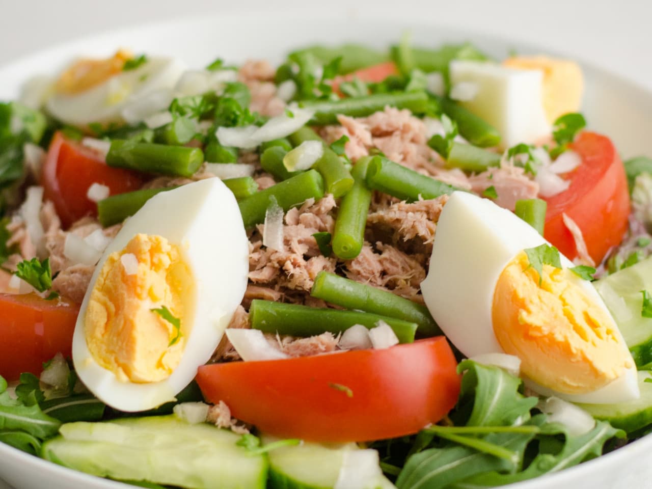 Ensalada de atún con huevo