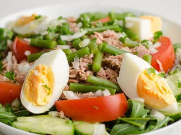 Ensalada de atún con huevo