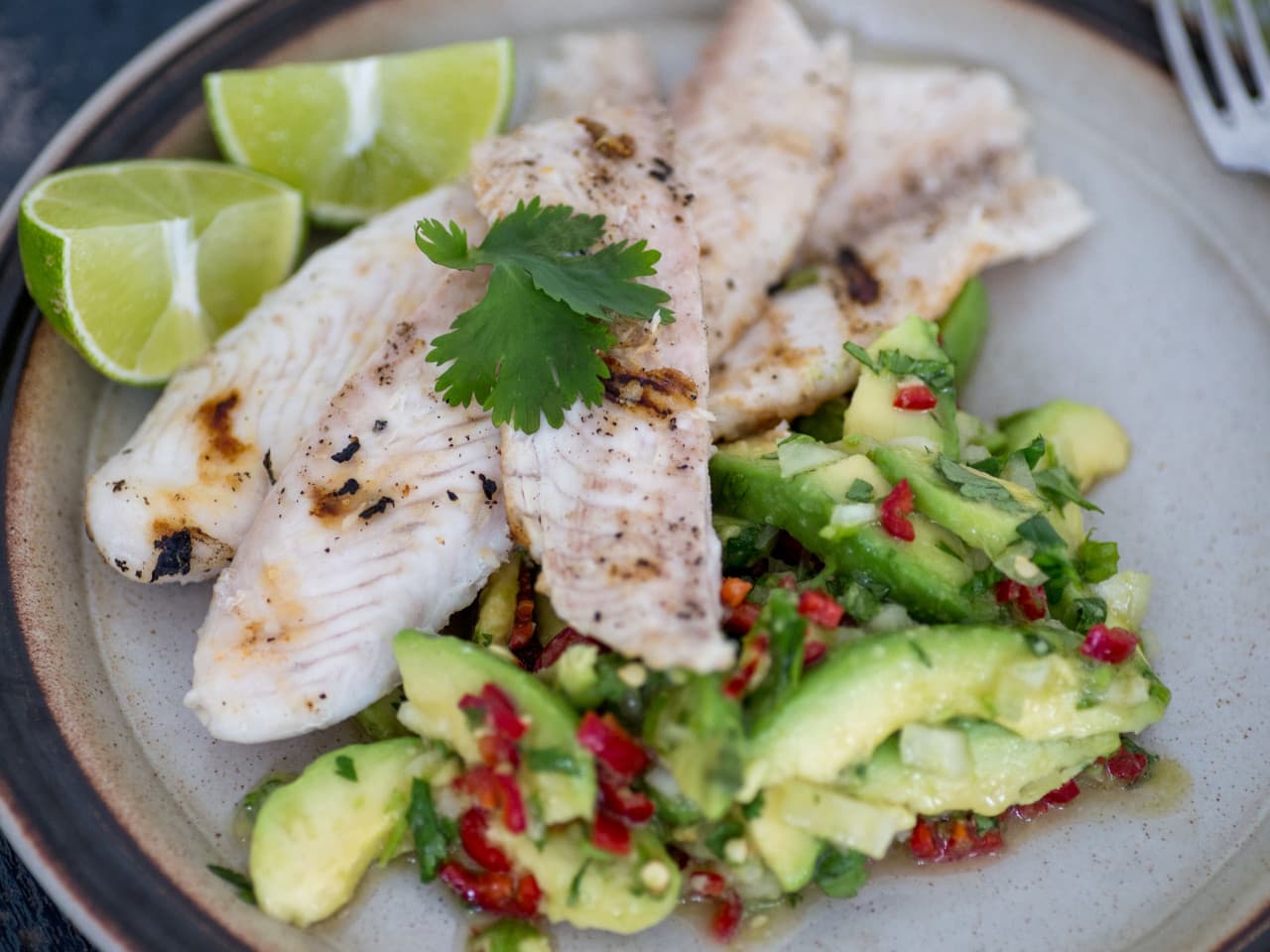 Blancs de poulets épicés, salsa à l'avocat