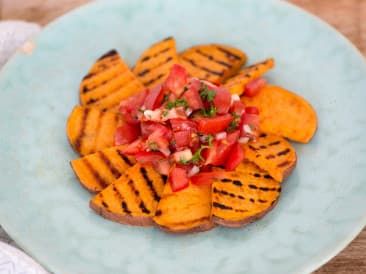 Patate douce grillée avec salsa aux tomates