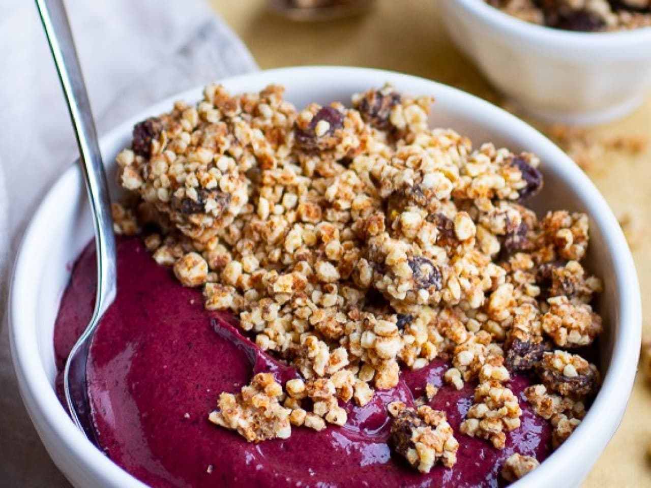Chufa granola with raisins