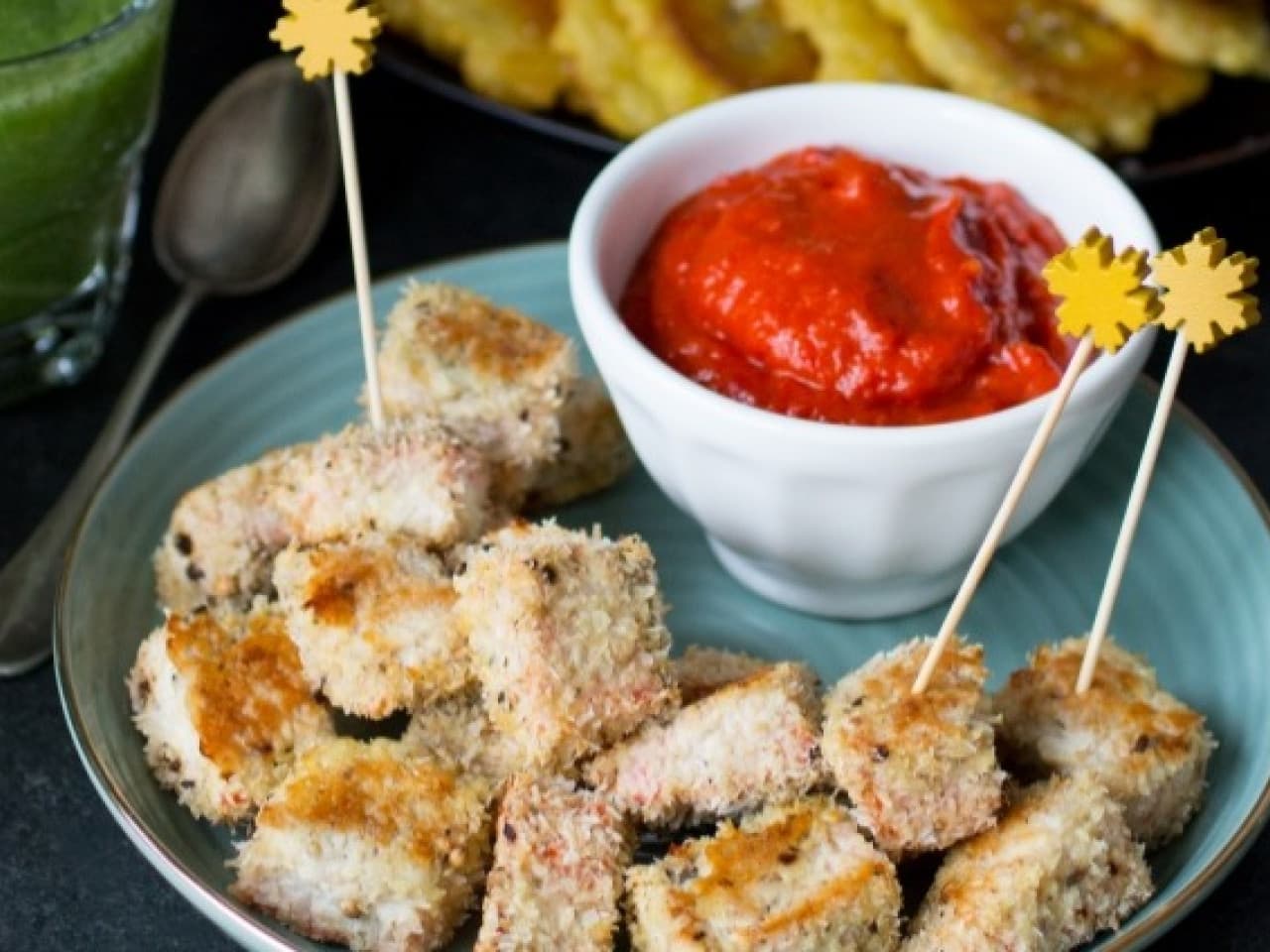 Salmon bites with chili sauce