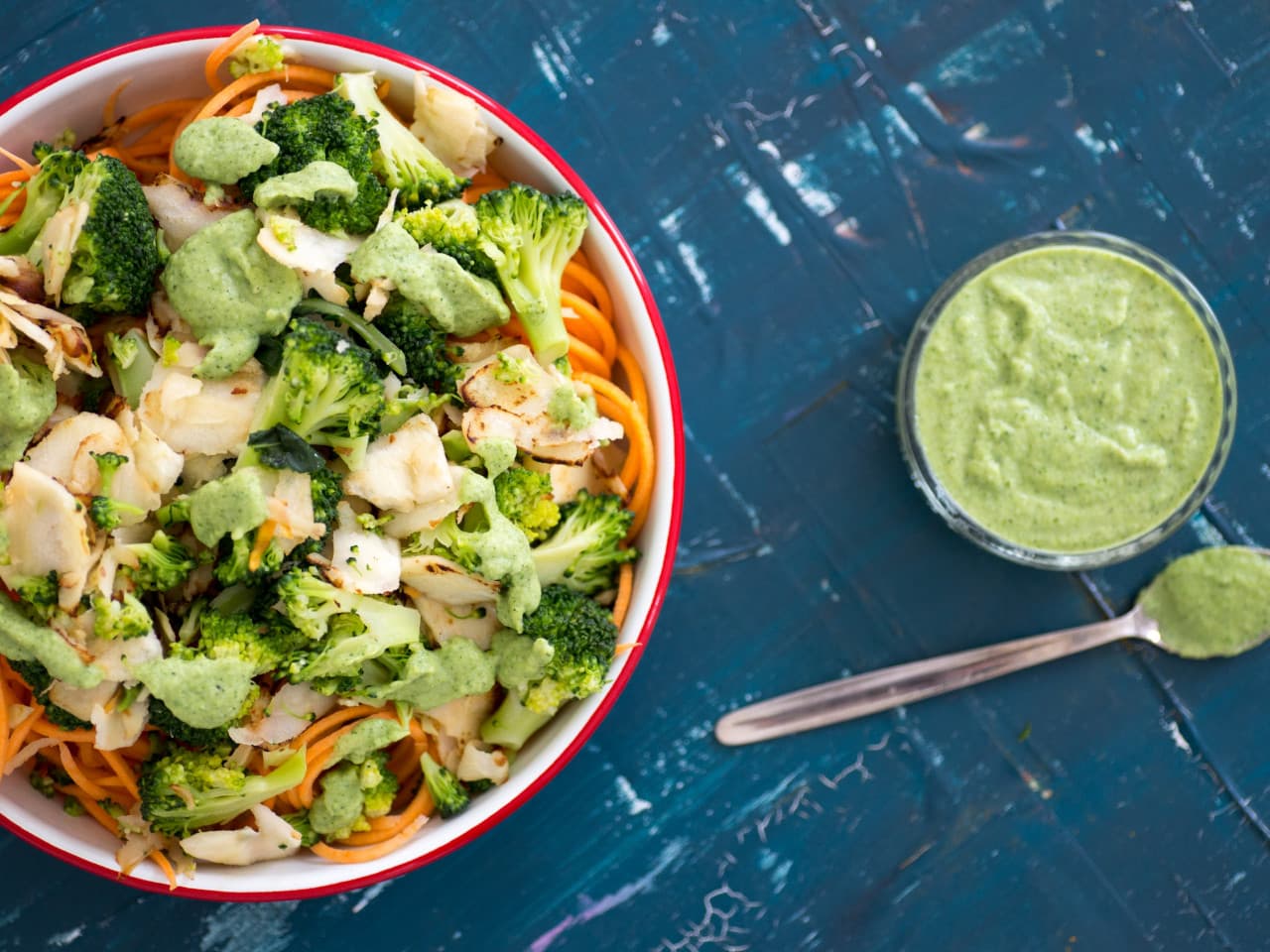 Zoete aardappel noodles met broccoli