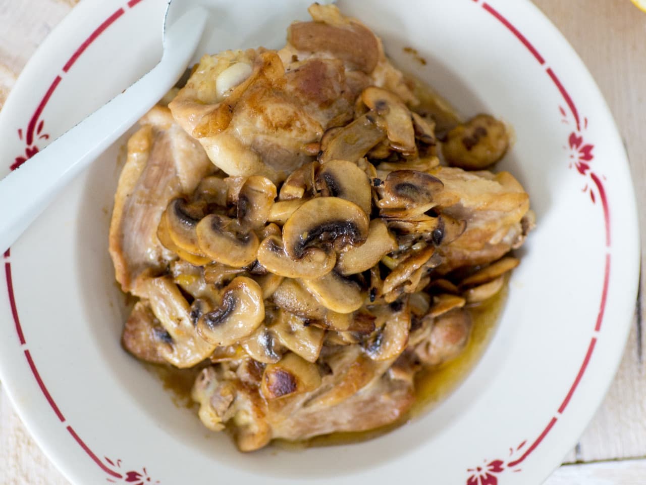 Pollo cremoso de limón con champiñones
