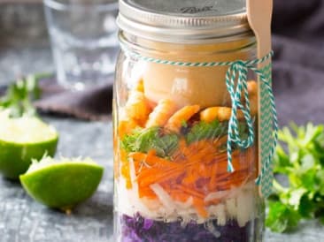 Mason jar salad with shrimps