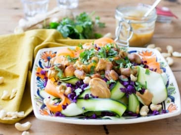 Paleo pad thai salad with chicken