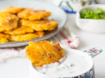 Paleo Yogurt Dip con Tostones