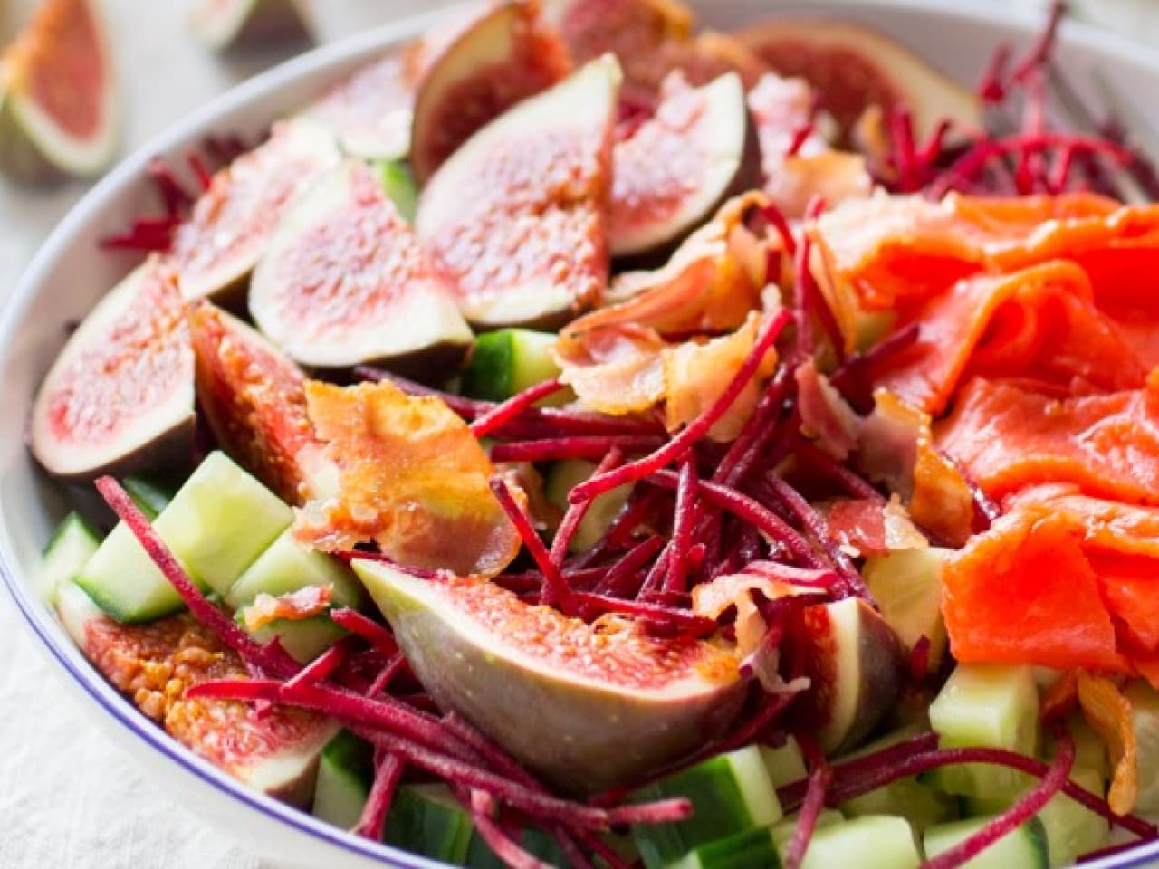 Ensalada rápida de almuerzo con higos y salmón